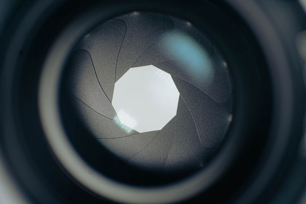 What does the f mean in camera lenses?