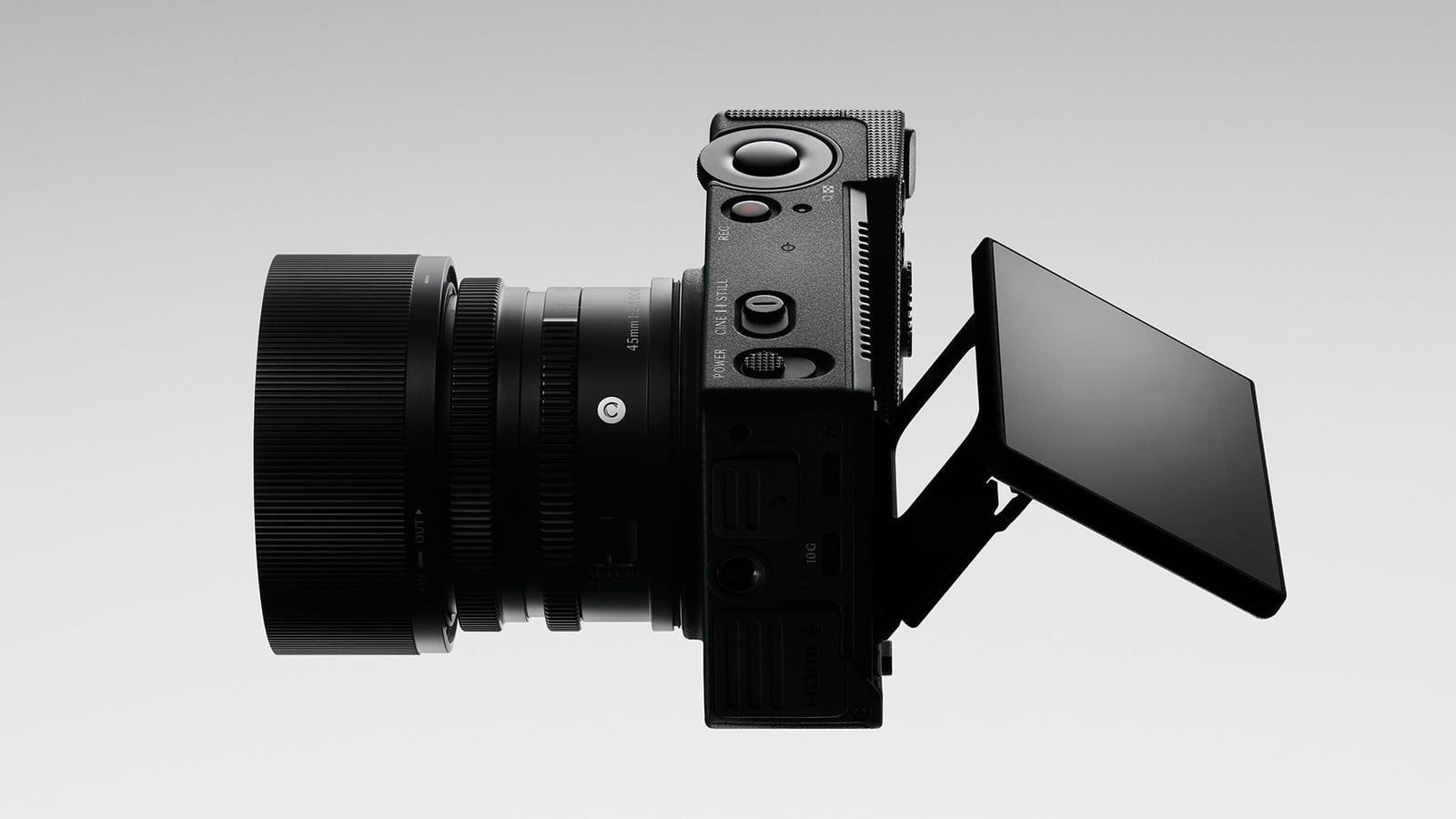 Sigma FP2 mit 45-mm-Objektiv in der Seitenansicht, Monitor ausgeklappt