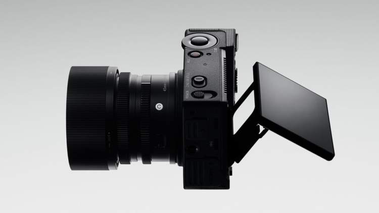 Sigma FP2 mit 45-mm-Objektiv in der Seitenansicht, Monitor ausgeklappt