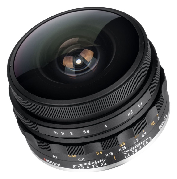 AstrHori MF 8mm F2.4 von schräg oben mit der gewölbten Frontlinse