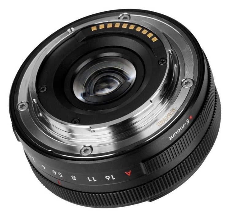 7Artisans AF 18mm f/2 mit Sony-E-Anschluss und Kontakten, schräg von hinten