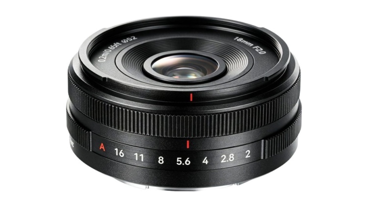 7Artisans AF 18mm f/2 für Sony E, Frontansicht schräg von oben